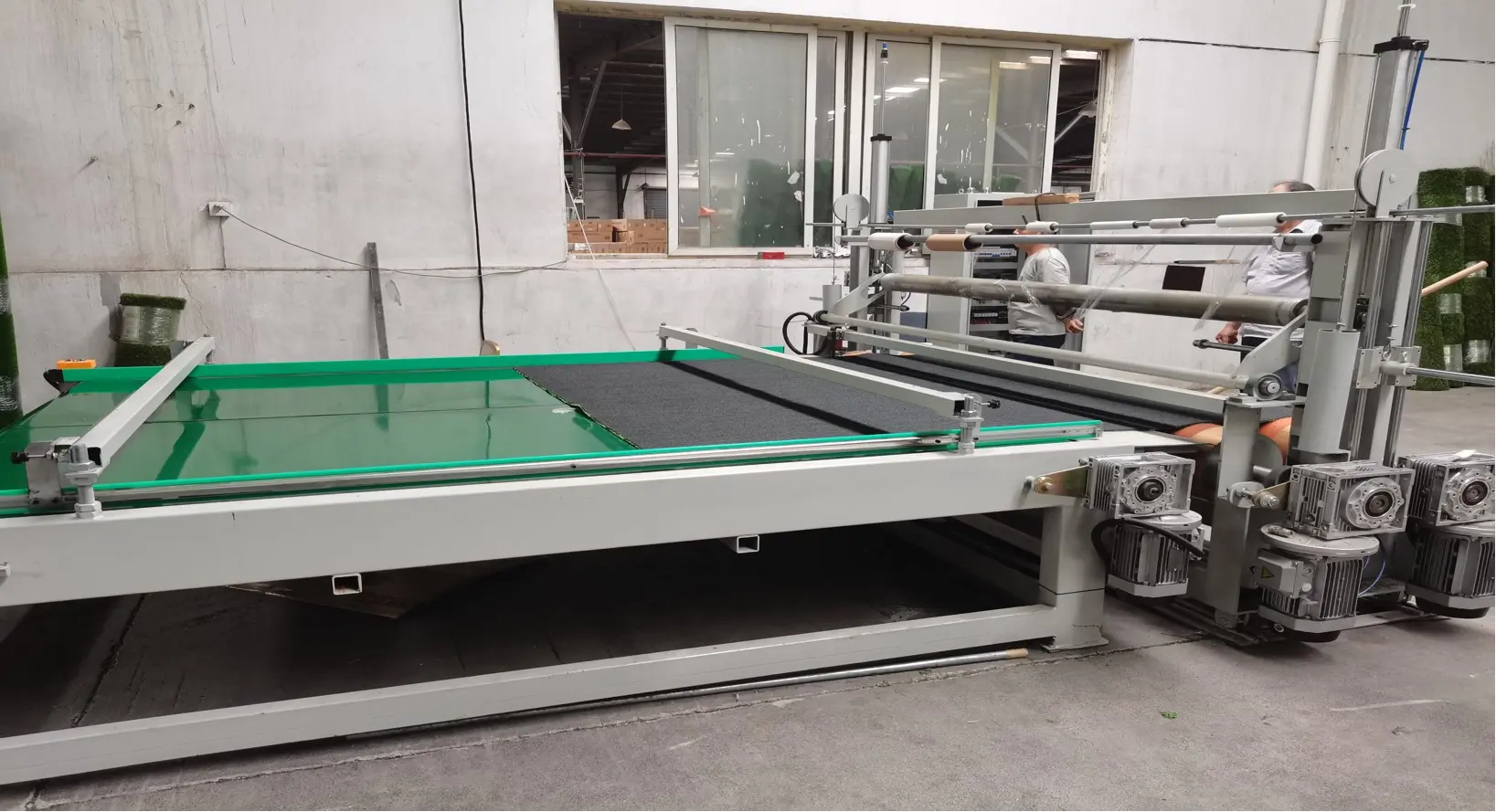 قدمت شركة فيكتورف آلة لف لفائف العشب الصناعي الأوتوماتيكية بالكامل